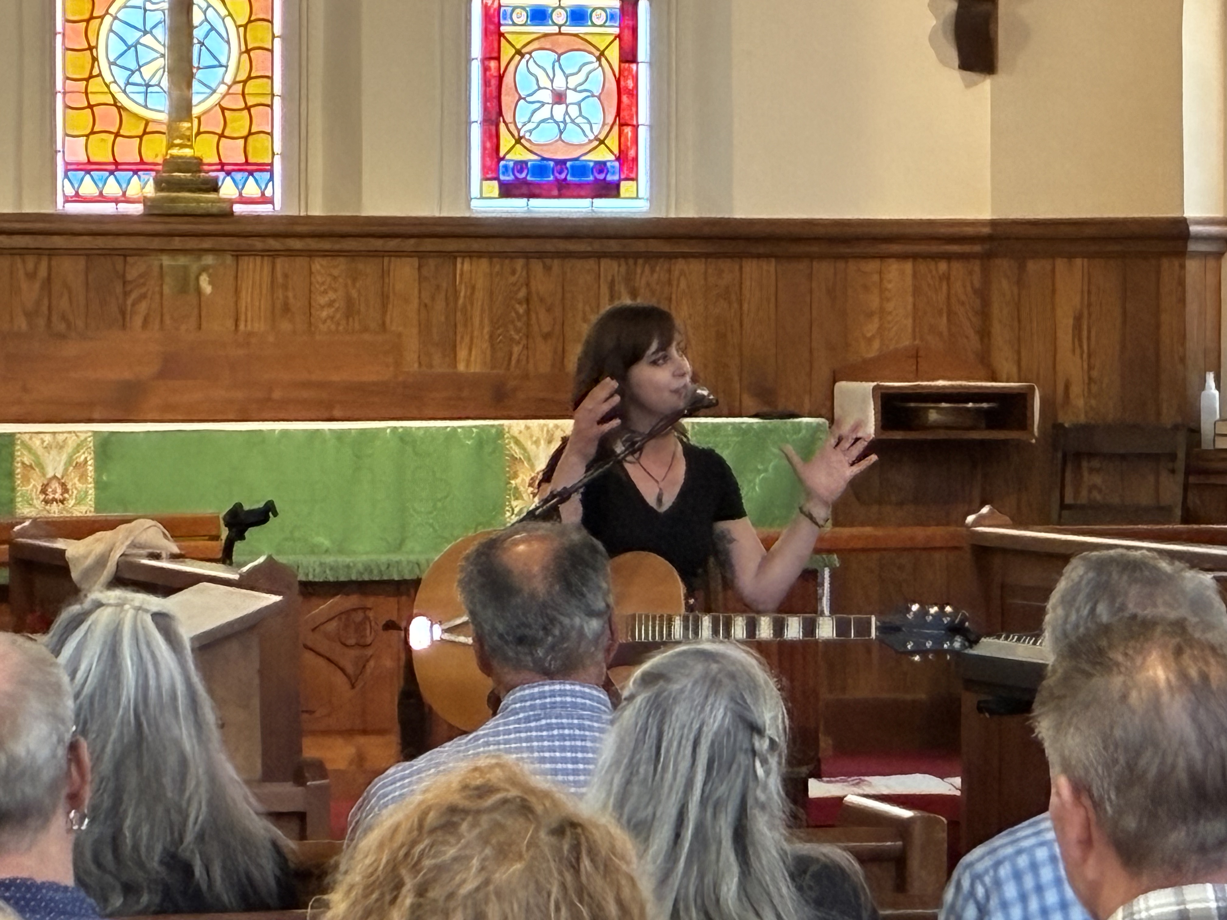 Diana New speaking to the audience between songs during the concert